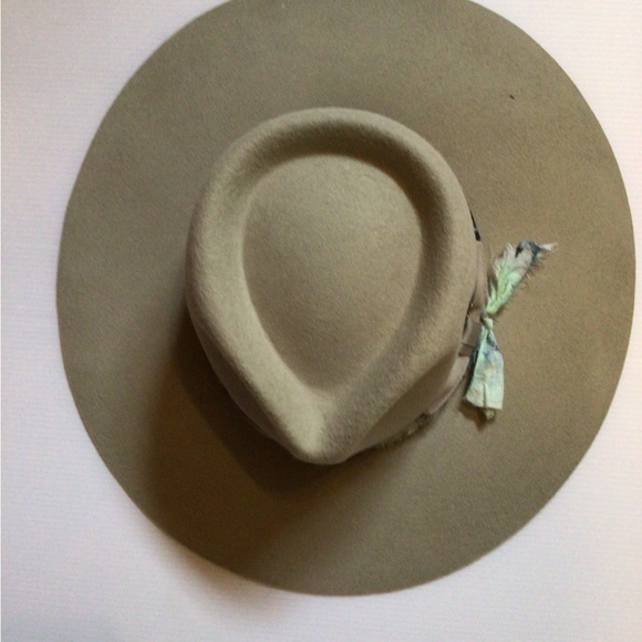 ! Rare Wyeth feather boho rancher - Picture 1 of 5